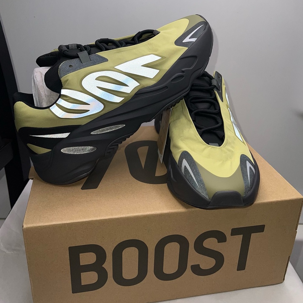 *Brand New*Yeezy 700 MNVN Men’s size 11